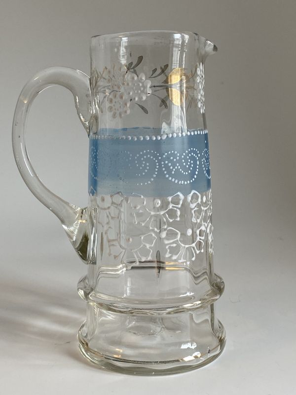 Antikk glassmugge med dekor 