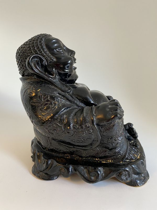 Smilende Budda i keramikk