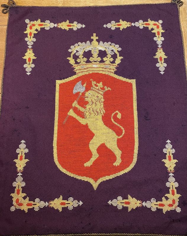 Brodert riksløve på ullstoff 