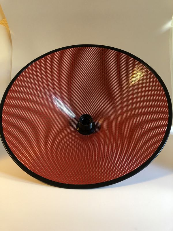 Taklamper i rødt og sort femtitallet