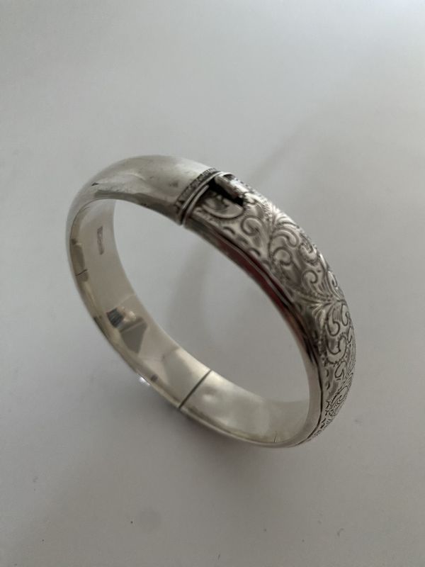 Mansjettarmbånd med arkantusmønster 