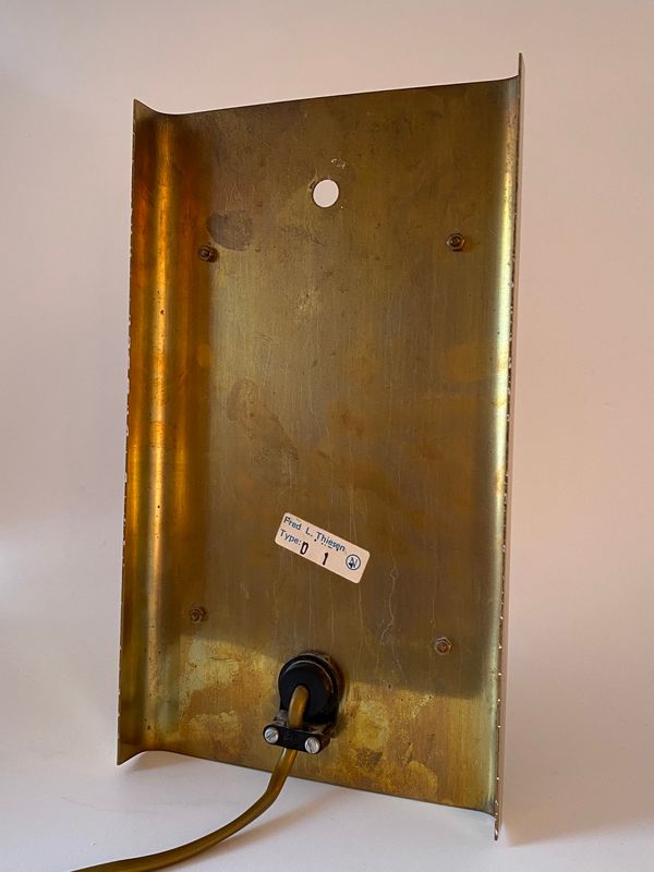 Stilig vegglampe messing og plexiglass