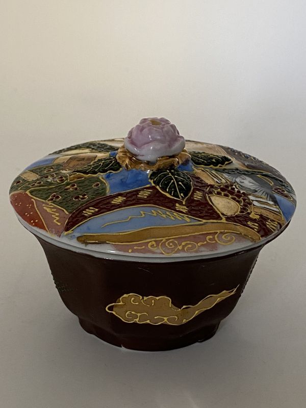 Liten vintage japansk porselensboks 