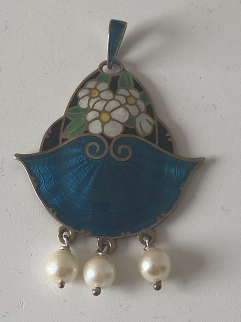 Hovedbilde Anheng i sølv og emalje F.G.