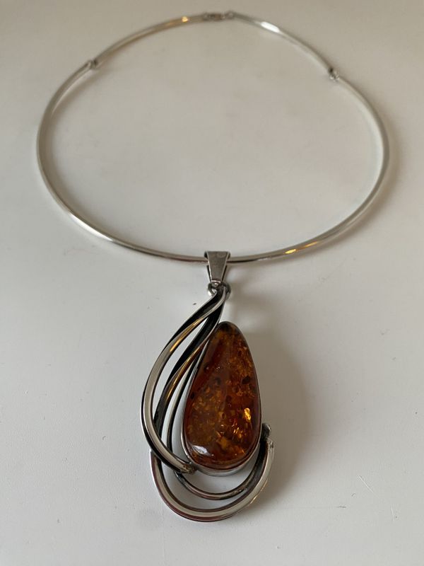 Klave i sølv med rav