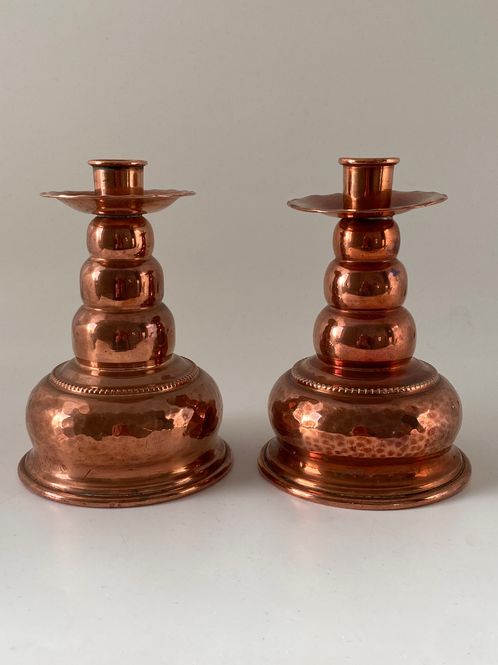 Hovedbilde Et par sjarmerende lysestaker i kobber